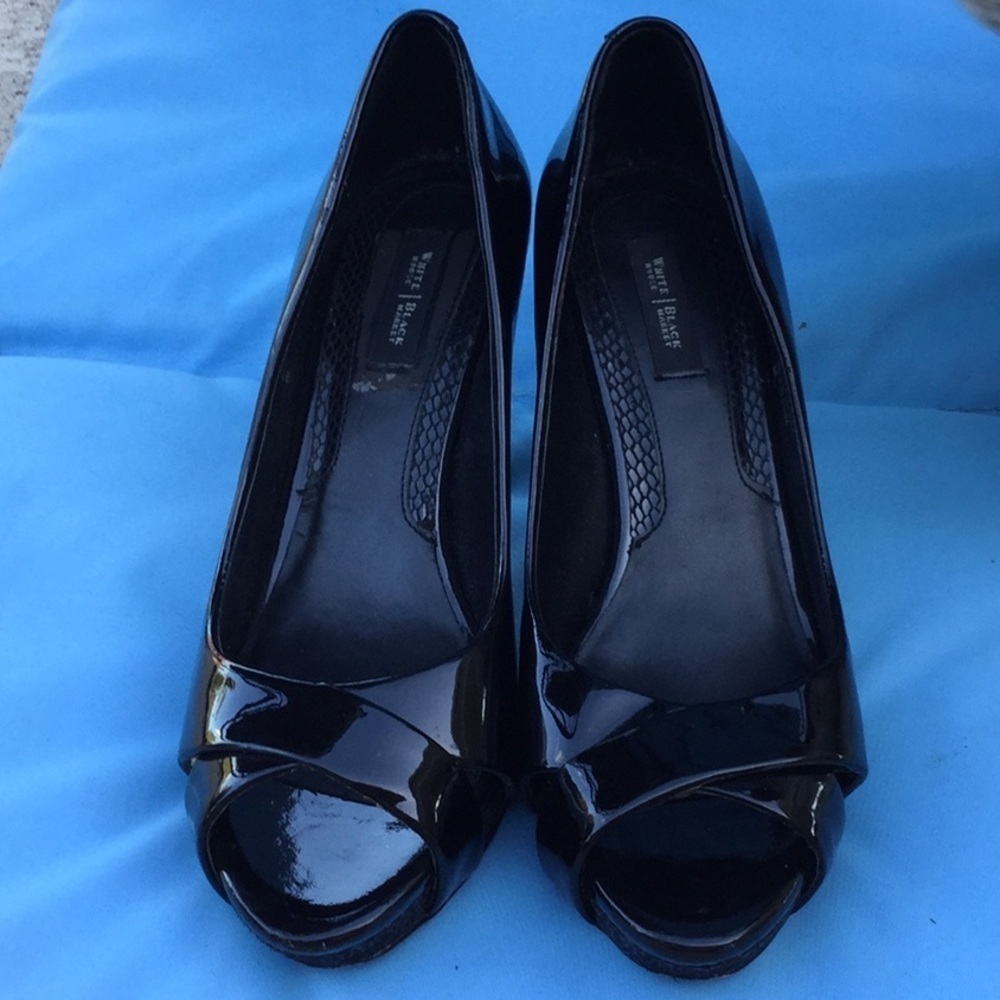 White Hse black mkt classic black patent heels